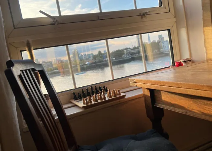 Charming And Cosy Canary Wharf Room With Stunning Views